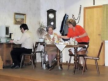 Die Idylle im Wohnzimmer trügt, denn Kurt (am PC) plant, seine Schwiegermutter Paula (Mitte) "um die Ecke zu bringen".