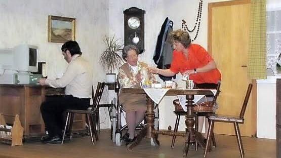 Die Idylle im Wohnzimmer trügt, denn Kurt (am PC) plant, seine Schwiegermutter Paula (Mitte) "um die Ecke zu bringen".