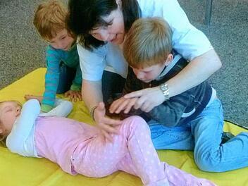 Wie man eine stabile Seitenlage herstellt, wissen die Steinberger Kita-Kinder jetzt.  Foto: privat