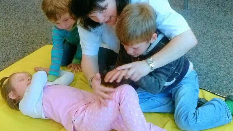 Wie man eine stabile Seitenlage herstellt, wissen die Steinberger Kita-Kinder jetzt.  Foto: privat