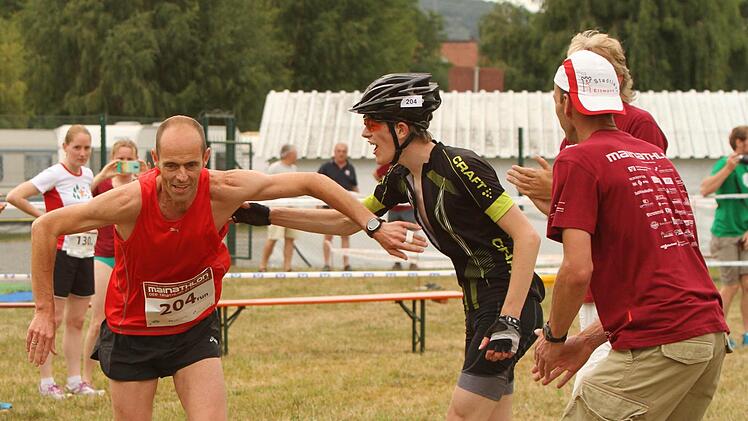 Mountainbiker Felix Pfuhlmann (Zweiter von links) schickt in der "Promi-Staffel" seinen Onkel und Lokalmatador Uli Pfuhlmann (links) auf die Laufstrecke über 7,5 Kilometer.