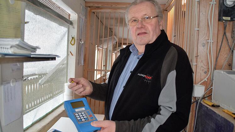 Rudi Scheuplein in seinem Schlag. Mit dem Gerät und einem Ring werden die Kilometer erfasst, die jede Taube zurücklegt. Foto: Kathrin Kupka-Hahn