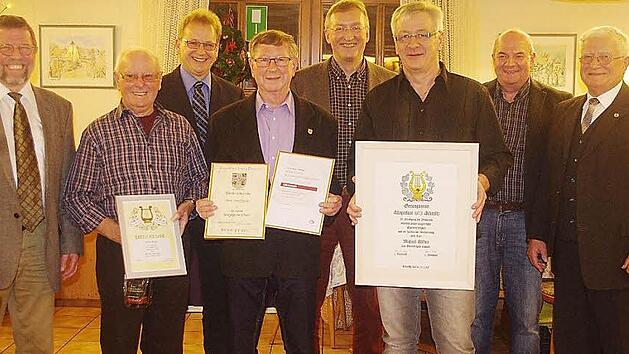 Beim Gesangverein S&auml;ngerlust Schm&ouml;lz gab es hohe Ehrungen. Das Bild zeigt (v. l.) Chorleiter Karl Herzog, Jubilar Fritz Dietze, Zweiten B&uuml;rgermeister Bernd Rebhan, Jubilar Artur Tischer, Pfarrer Gerald Munzert, Ehren-Chorleiter Michael H&ouml;fner, Vorsitzenden Franz Bradler und Gruppenvorsitzenden Bernhard Zipfel.