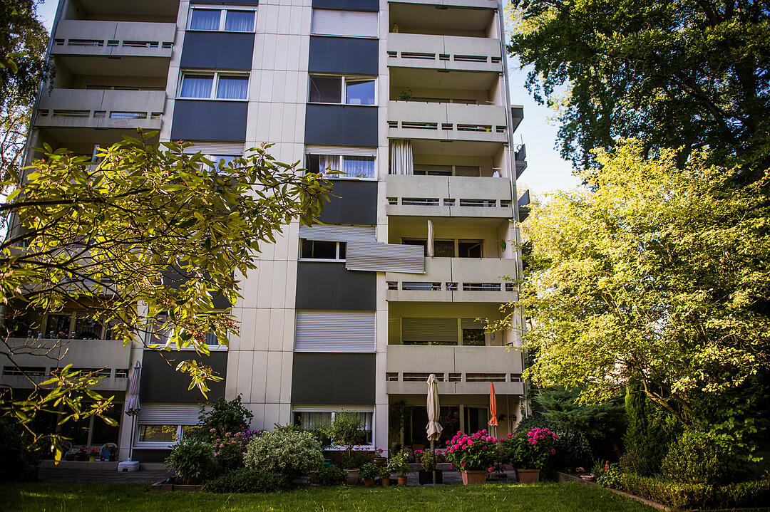Einsatzkräfte haben in Nürnberg bei Löscharbeiten einen schrecklichen Fund gemacht: Im Schlafzimmer einer Wohnung in Neuröthenbach fanden sie eine verkohlte Leiche.