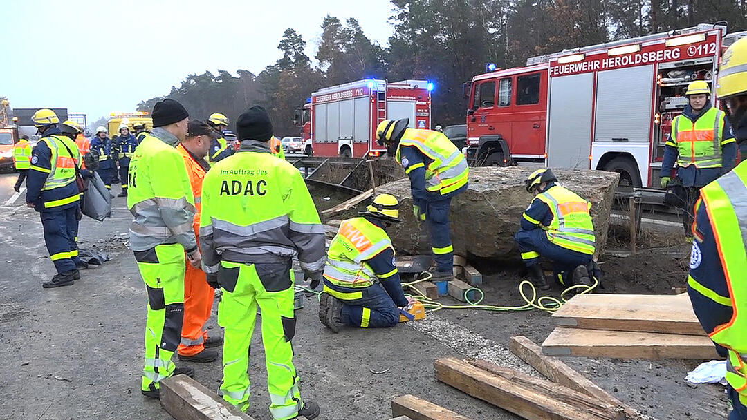 Massenunfall auf der A3 bei Nürnberg: Lkw kracht in Mittelschutzplanke - Ladung schleudert auf Gegenfahrbahn