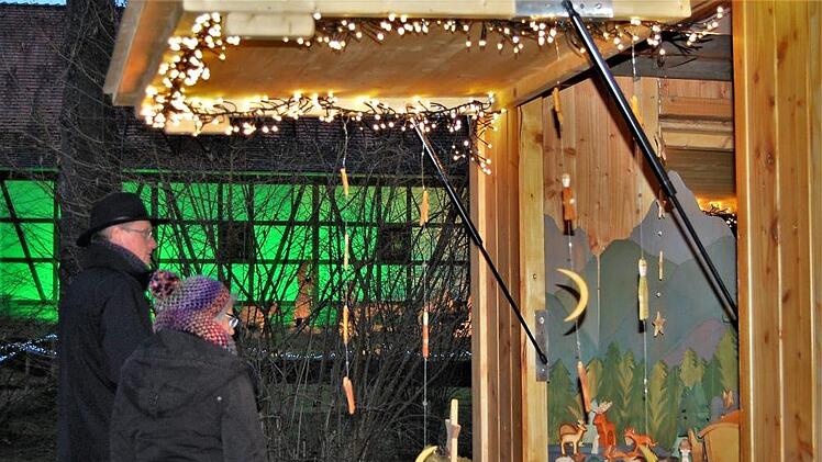 Eindrücke vom Bummel über den Aschacher Schlossweihnachtsmarkt. Foto: Sigismund von Dobschütz
