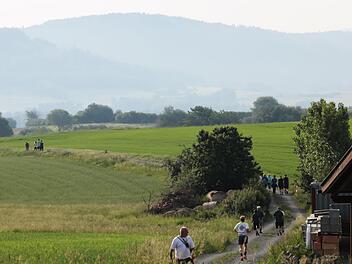 Entlang der Fränkischen Linie, dem Fuß des Frankenwalds, der beim Start noch im Morgendunst lag, führten die beiden Strecken über fünf und über zehn Kilometer von Feldbuch und zurück.Klaus Klaschka