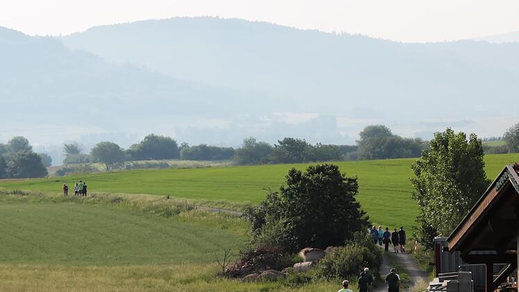 Entlang der Fr&auml;nkischen Linie, dem Fu&szlig; des Frankenwalds, der beim Start noch im Morgendunst lag, f&uuml;hrten die beiden Strecken &uuml;ber f&uuml;nf und &uuml;ber zehn Kilometer von Feldbuch und zur&uuml;ck.Klaus Klaschka