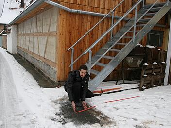 Mathias Starick zeigt, welches Stück an den beiden Parkplätzen fehlen würde.     Foto: Sylvia Hubele
