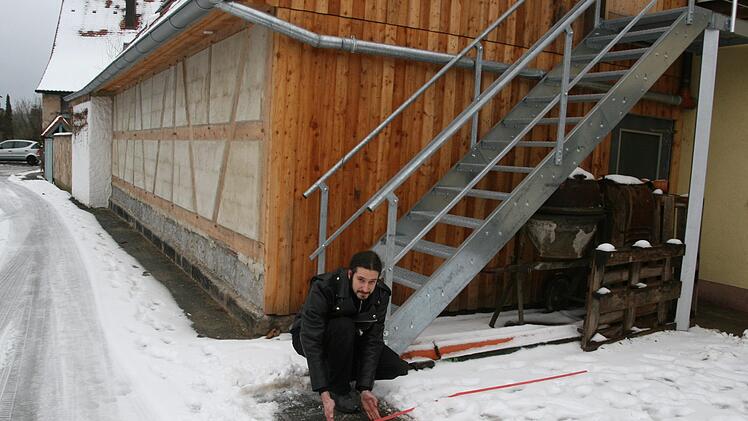 Mathias Starick zeigt, welches Stück an den beiden Parkplätzen fehlen würde.     Foto: Sylvia Hubele