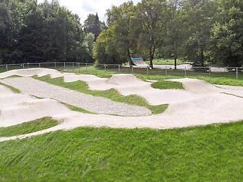 So könnte man sich eine solche Pumptrack-Anlage in der Gemeinde Kirchlauter vorstellen, wie sie andernorts schon angelegt worden ist. Der Gemeinderat ist dafür. Repro: Günther Geiling