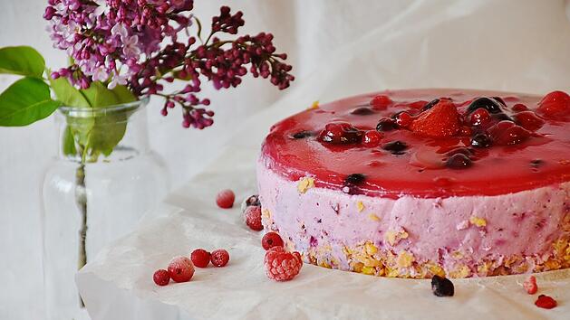Frischk&auml;se-Beeren-Kuchen gibt es in verschiedenen Varianten.