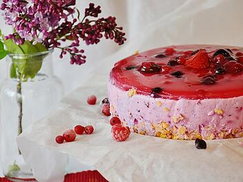 Frischk&auml;se-Beeren-Kuchen gibt es in verschiedenen Varianten.