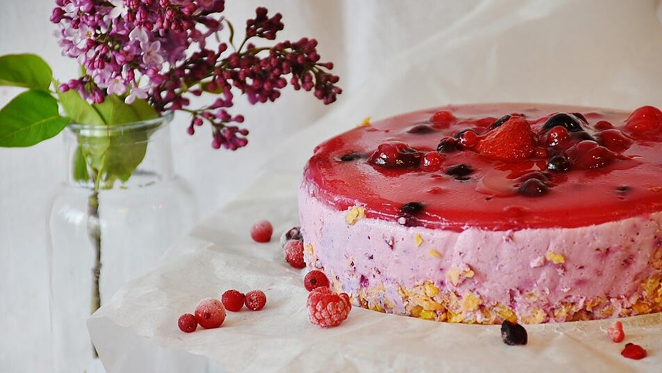Frischkäse-Beeren-Kuchen gibt es in verschiedenen Varianten. Frischkäse-Beeren-Kuchen gibt es in verschiedenen Varianten.