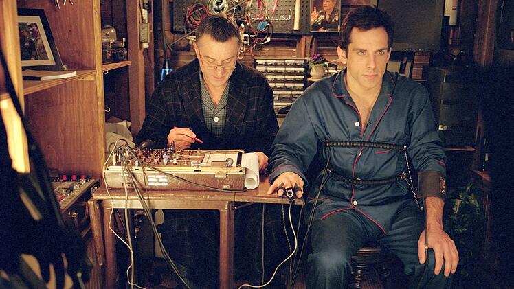 Ex-CIA-Agent Jack (Robert De Niro) unterzieht Greg (Ben Stiller) einer peinlichen Befragung - im klassischen Sinne.