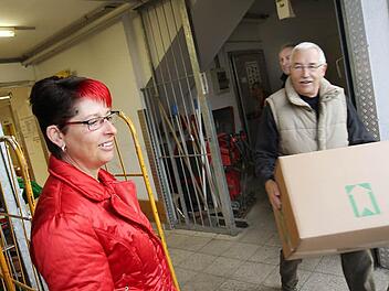 Debrah Neser   steuert den Warenfluss beim Abholen. Foto: Michael Gründel