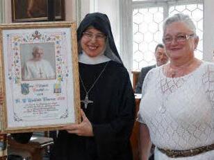 Äbtissin Mechthild Thürmer erhielt den Apostolischen Segen - überreicht von Oblatin Barbara Vogel. Foto: Johannes Michel