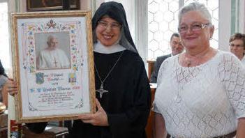 Äbtissin Mechthild Thürmer erhielt den Apostolischen Segen - überreicht von Oblatin Barbara Vogel. Foto: Johannes Michel