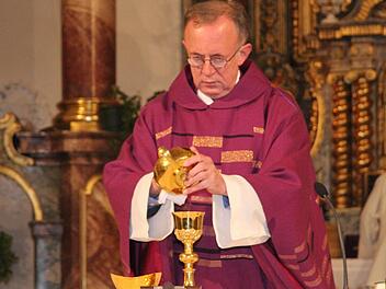 Schweren Herzens informierte Dekan Hans Roppelt die Stadtsteinacher Katholiken vom bevorstehenden Wechsel: Ab September 2014 wird er in Kulmbach tätig sein, die Pfarrei Stadtsteinach wird neu ausgeschrieben. Foto: Sonja Adam