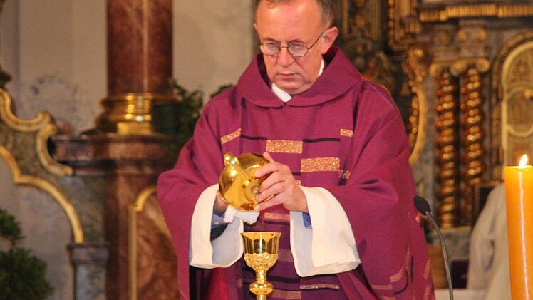 Schweren Herzens informierte Dekan Hans Roppelt die Stadtsteinacher Katholiken vom bevorstehenden Wechsel: Ab September 2014 wird er in Kulmbach tätig sein, die Pfarrei Stadtsteinach wird neu ausgeschrieben. Foto: Sonja Adam