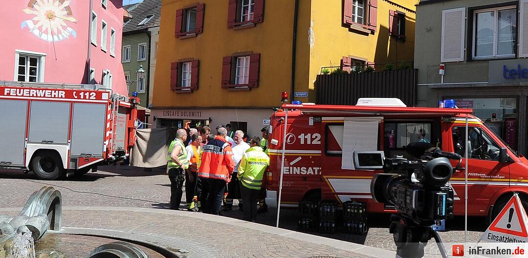 Auto rast in Menschengruppe