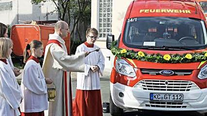 Pfarrer Joachim Lindner segnete den neuen Mannschafts-Transportwagen der Feuerwehr Tschirn.  Fotos: Michael Wunder