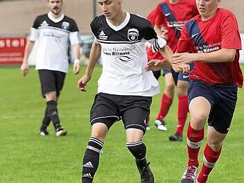 Der FC Wacker Haig mit Andreas Kopp (am Ball), zuletzt zweifacher Torsch&uuml;tze gegen Kleintettau II, will morgen auf den dritten Platz in der Kreisklasse 4 vorr&uuml;cken. Die Neukenrother (rote Trikots) haben dagegen schon das Spitzenspiel gegen Neufang am Sonntag im Visier. Foto: Heinrich Wei&szlig;
