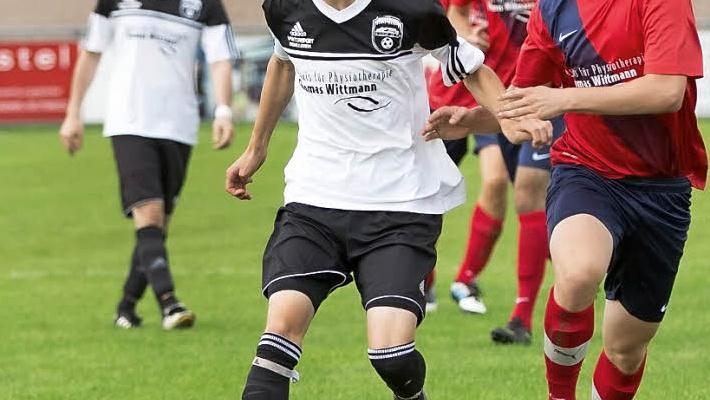 Der FC Wacker Haig mit Andreas Kopp (am Ball), zuletzt zweifacher Torsch&uuml;tze gegen Kleintettau II, will morgen auf den dritten Platz in der Kreisklasse 4 vorr&uuml;cken. Die Neukenrother (rote Trikots) haben dagegen schon das Spitzenspiel gegen Neufang am Sonntag im Visier. Foto: Heinrich Wei&szlig;