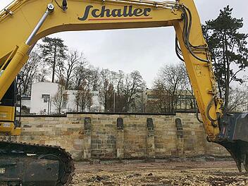 Trotz des Baustopps in der letzten Woche liegen die Arbeiten auf dem ehemaligen Gefängnisgrundstück im Zeitplan. Foto: Oliver Schmidt