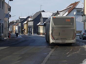Auf der Kippe: Die Linie 8306 und erst recht die Haltestelle in der Mödlitzer Straße (Bild) können unter den jetzigen Bedingungen nicht über den Januar hinaus aufrechterhalten werden. Foto: Berthold Köhler