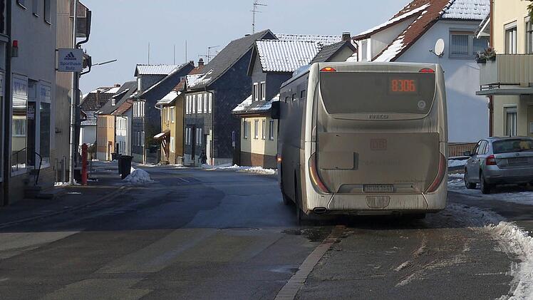 Auf der Kippe: Die Linie 8306 und erst recht die Haltestelle in der Mödlitzer Straße (Bild) können unter den jetzigen Bedingungen nicht über den Januar hinaus aufrechterhalten werden. Foto: Berthold Köhler