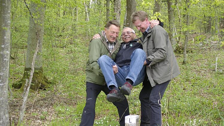 Feldgeschworenen-Obmann Georg Geisel (links) und Jagdvorstand Helmut Vierheilig (rechts) stauchten den Wülfershausener Alt-Bürgermeister Konrad Schmitt.  Fotos: Winfried Ehling
