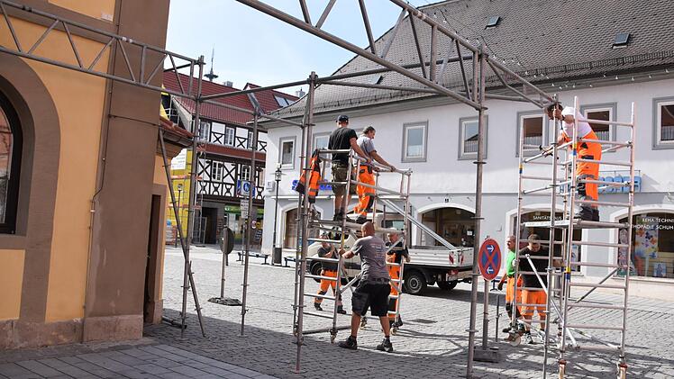 Das Rathaus in Lichtenfels bekommt sein Röckchen. Der Aufbau für den Lichtenfelser Korbmarkt hat begonnen. Foto: Christoph Wiedemann