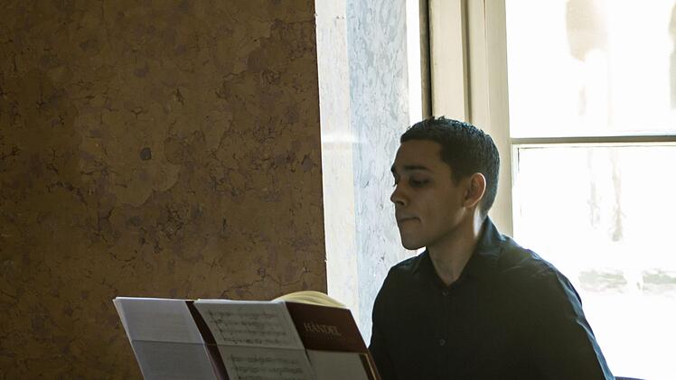 "Very British": Eine heitere musikalische Teestunde bietet das Kinderkonzert im Spiegelsaal des Landestheaters mit der Sopranistin Laura Incko und Musikern des Philharmonischen Orchesters.Foto: Jochen Berger