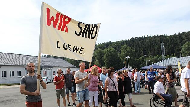 Rund 200 Loewe-Mitarbeiter, Politiker und Unterstützer der Gewerkschaft demonstrierten am Dienstag auf dem Werksgelände in Kronach. Während  die Gläubigerversammlung tagte, wollte man die Gesichter hinter der Insolvenz zeigen. Anna-Lena Deuerling