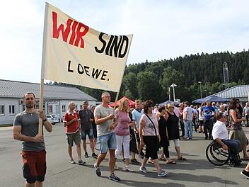 Rund 200 Loewe-Mitarbeiter, Politiker und Unterstützer der Gewerkschaft demonstrierten am Dienstag auf dem Werksgelände in Kronach. Während  die Gläubigerversammlung tagte, wollte man die Gesichter hinter der Insolvenz zeigen. Anna-Lena Deuerling
