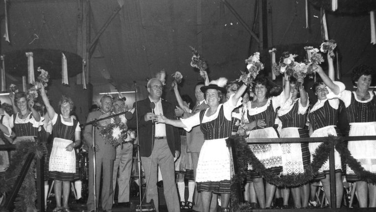 Am letzten Abend werden auf der Bühne  die Bedienungen verabschiedet. Foto: Archiv Bayerische Rundschau