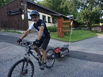 Mit bester Laune unterwegs: Karl Jeßberger fährt derzeit die  unterfränkischen Schullandheime auf einer "Mut-Mach-Tour" ab. Foto:  Marion Eckert