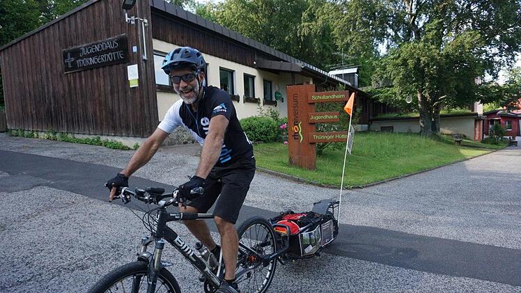 Mit bester Laune unterwegs: Karl Jeßberger fährt derzeit die  unterfränkischen Schullandheime auf einer "Mut-Mach-Tour" ab. Foto:  Marion Eckert