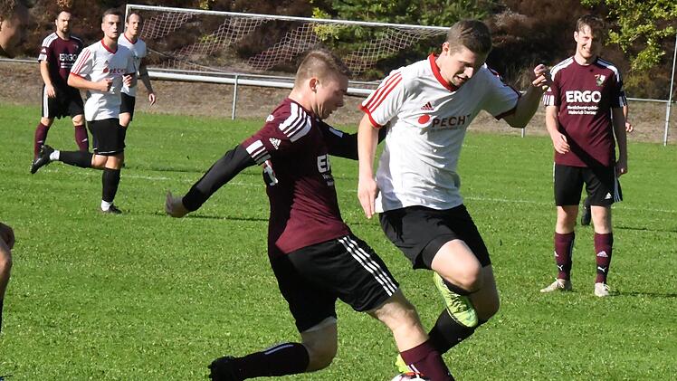 Verbissener Kampf um die Kugel: Vorgef&uuml;hrt vom Reichenbacher David Dietz (rechts) und Lukas Hochrein, der  das Spiel mit dem FC WMP Lauertal knapp gewinnen sollte. Foto: Hopf