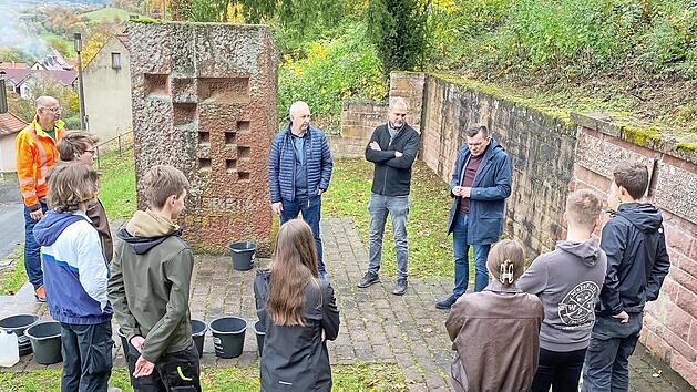 Gemeinsam reinigten Schülerinnen und Schüler des Gymnasiums das Kriegerdenkmal in Pfaffenhausen.