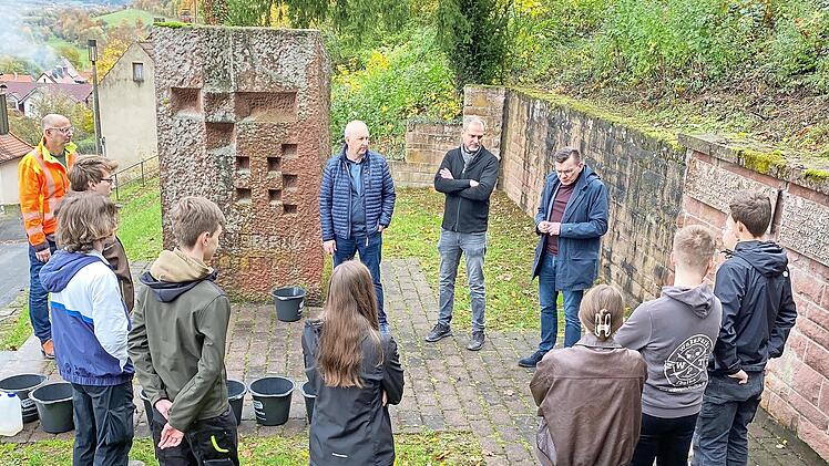 Gemeinsam reinigten Sch&uuml;lerinnen und Sch&uuml;ler des Gymnasiums das Kriegerdenkmal in Pfaffenhausen.