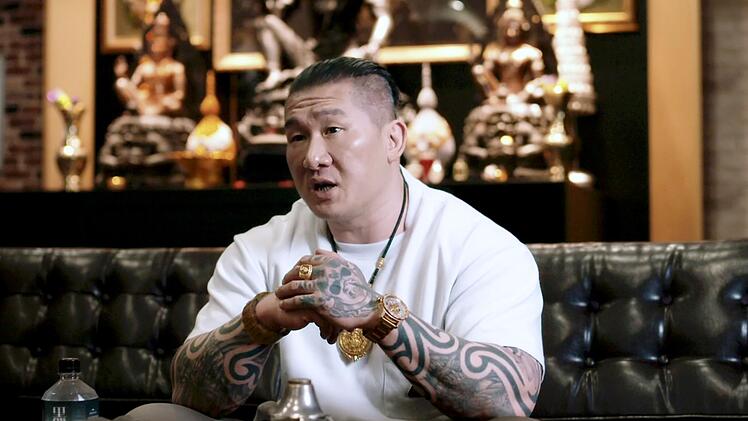 Holger Shen, ehemaliges Mitglied einer Triade - einer Organisation der chinesischen Mafia -, gibt Auskunft &uuml;ber deren Praktiken.