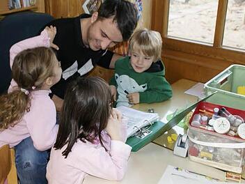 Im Kreis der Kinder fühlt er sich wohl:   der neue Kindergartenleiter  von Kirchaich Julian Bayer. Foto: sw