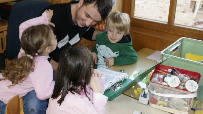 Im Kreis der Kinder fühlt er sich wohl:   der neue Kindergartenleiter  von Kirchaich Julian Bayer. Foto: sw