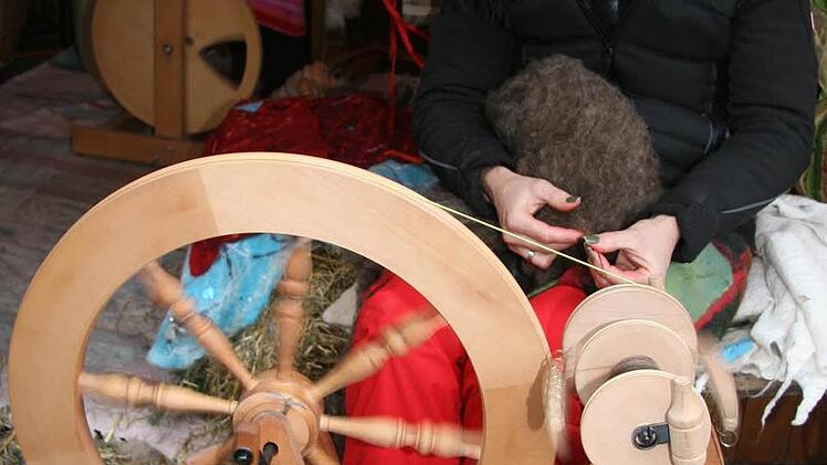 Meisterlich: Karin Kretschmann am  Spinnrad.