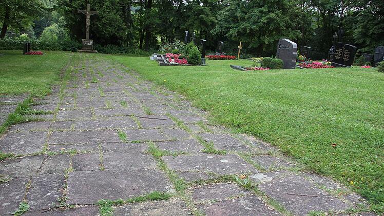 Der Weg mit Sandsteinplatten weist einige Verwerfungen auf.