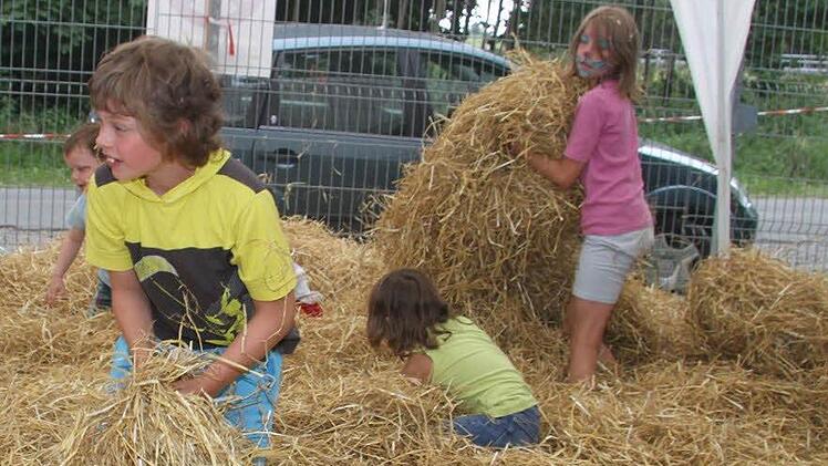 Im Strohhaufen waren Süßigkeiten versteckt.