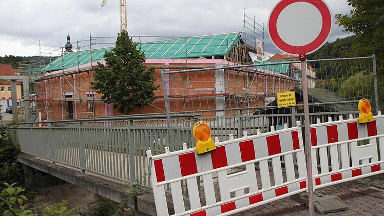Er ist - mitsamt der Brücke über die Sinn - gesperrt.