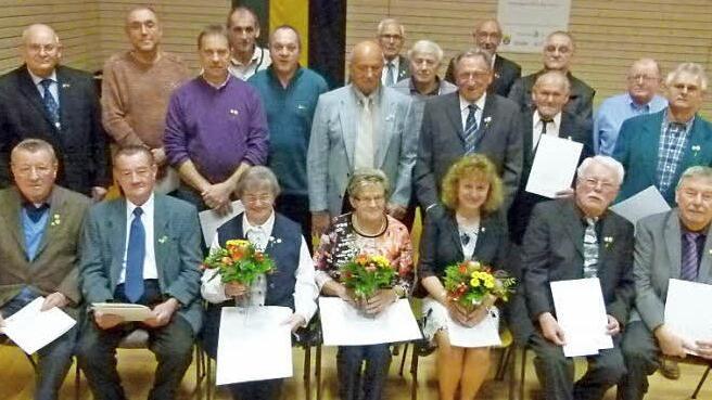 Zahlreiche langjährige Mitglieder sind beim Ehrungsabend der Sportvereinigung Ahorn geehrt worden.